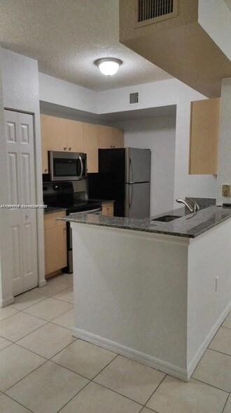 Foto del edificio - 2430 Centergate Dr