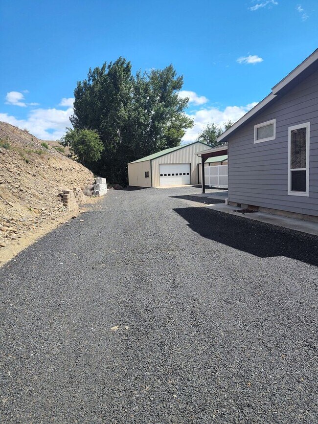 Foto del edificio - Spacious 3 Bed, 2 Bath Home with Shop & Stunning River Views – Clemans Addition