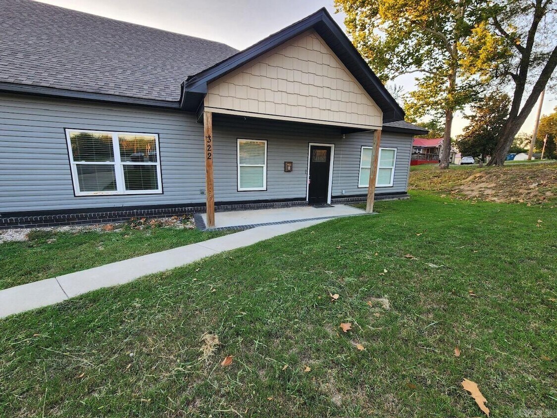 Foto principal - 322 E Maple St