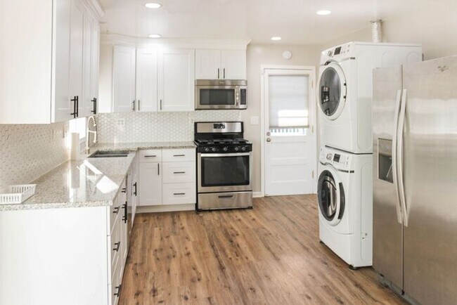 Building Photo - Pet-Friendly, Spacious and Charming Update...