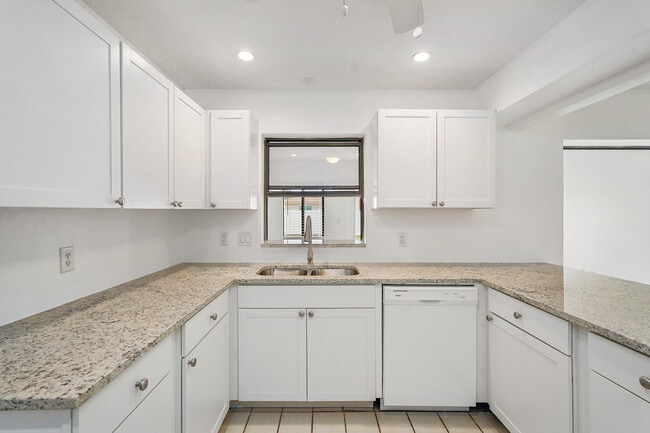 Foto del edificio - 1221 Sleepy Hollow Rd