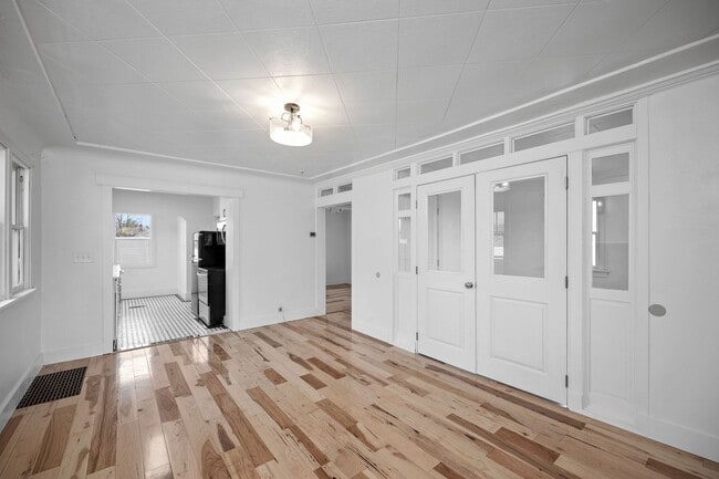 Building Photo - Remodeled 3BR/2BA Brick Bungalow - Fireplace, Finished Basement & Garage