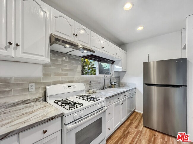 Building Photo - 3962 Tivoli - Rear Unit Avenue