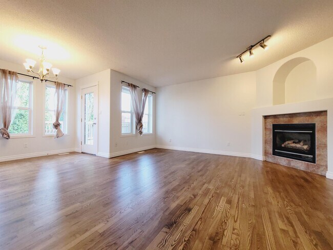 Building Photo - 163 Cote Crescent NW