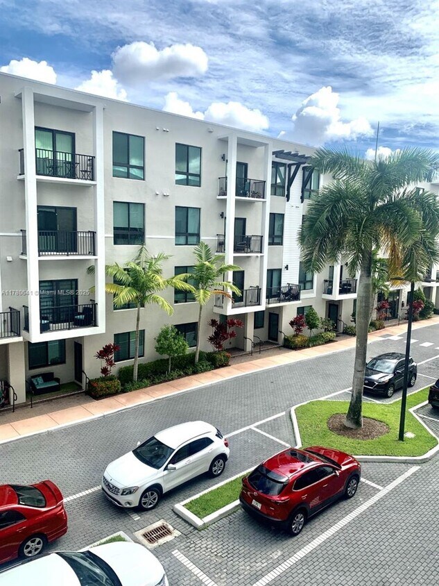 Foto principal - 4670 NW 84th Ave