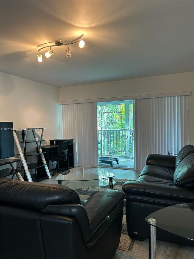 Building Photo - 100 Lakeview Dr