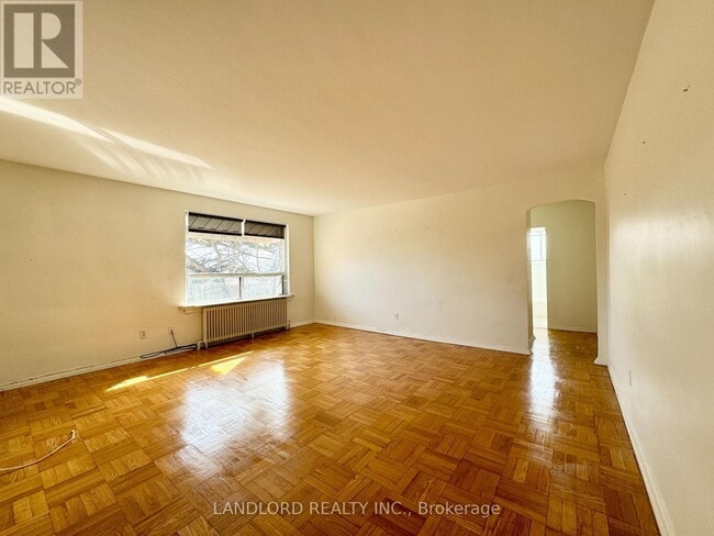 Photo du bâtiment - 2696 Lake Shore Blvd W