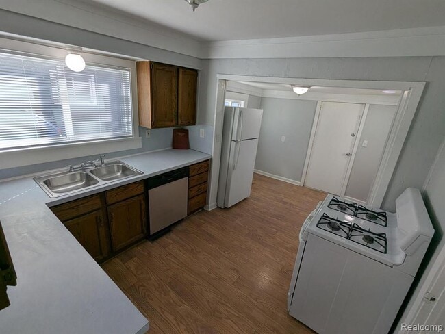 Building Photo - 2050 E Scottwood Ave