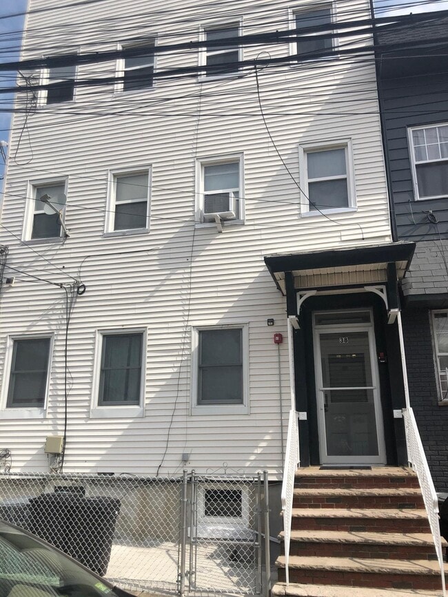 Building Photo - 38 Bleecker St