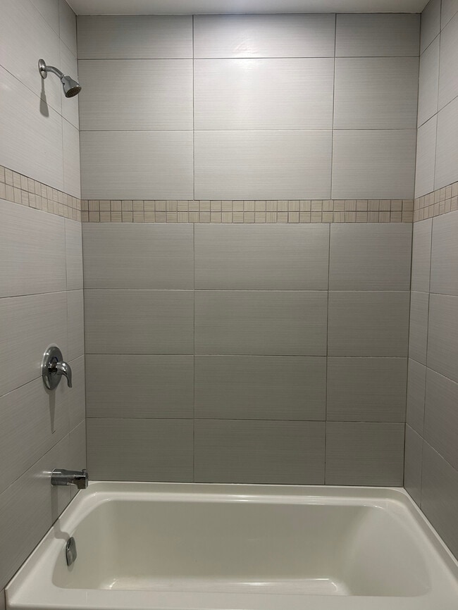 Photo du bâtiment - 2 BED - 2 BATH - HAMILTON - BASEMENT