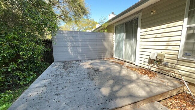 Foto del edificio - 2 bed/2 bath with new paint and flooring! Pets are welcome! New Back Porch!