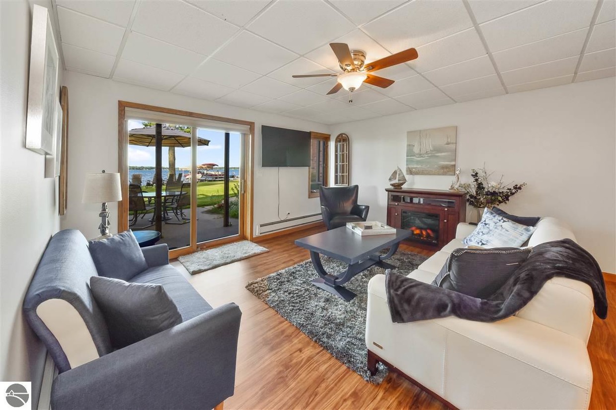 Foto principal - 815 E Lake Mitchell Dr