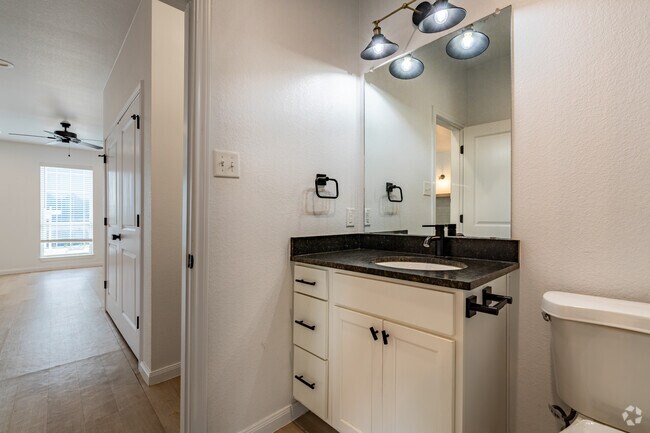 1BR, 1BA - 800SF - Baño - 101 Elm
