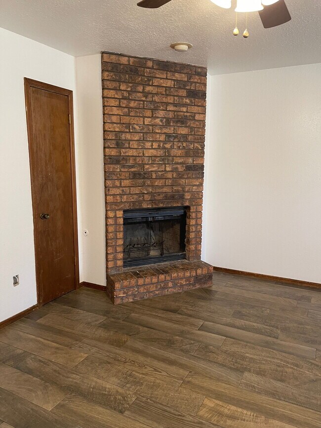 Foto del edificio - 908 Acacia Cir