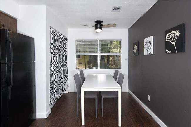 Foto del edificio - 833 Old Ranch Rd 12