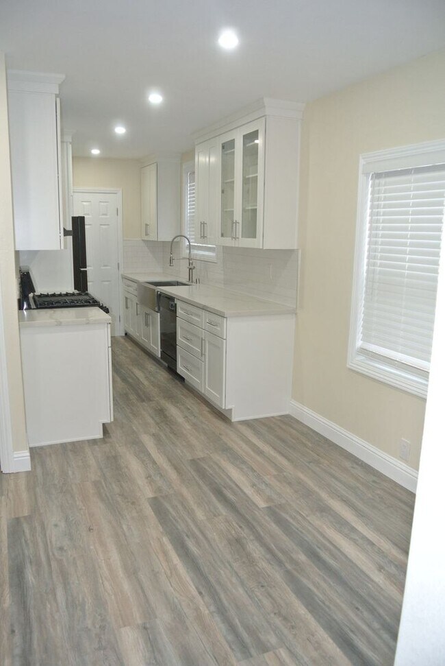 Building Photo - **COMING SOON**  1 Bedroom 2 Bathroom home...