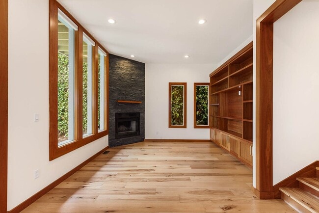 Foto del edificio - Updated 4 Bedroom North Capitol Hill Craftsman