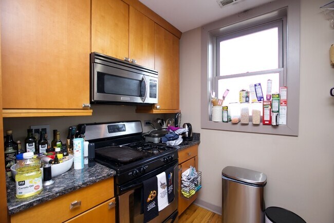 Foto del edificio - 3754 N Wilton Ave