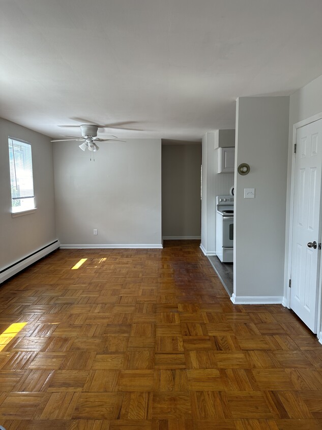 Livingroom and dining area - 24 S Brookside Rd