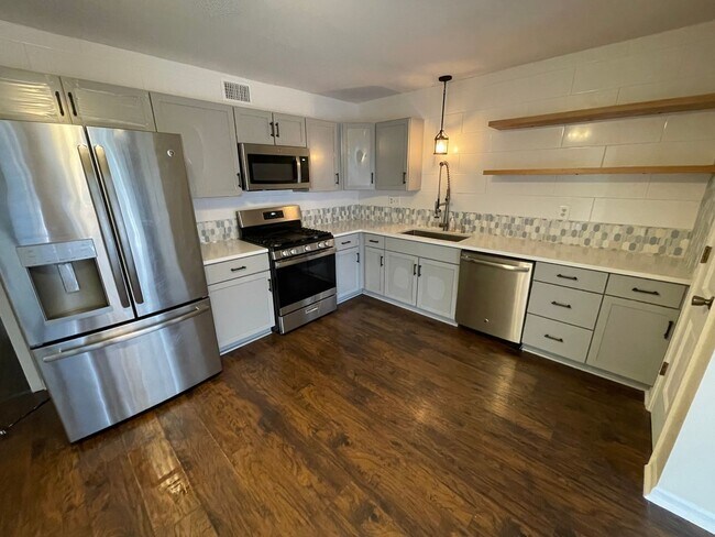Foto del edificio - Beautiful 3 bed 3.5 bath townhome in KCMO