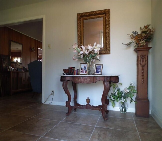 Building Photo - 614 Dolphin Pl