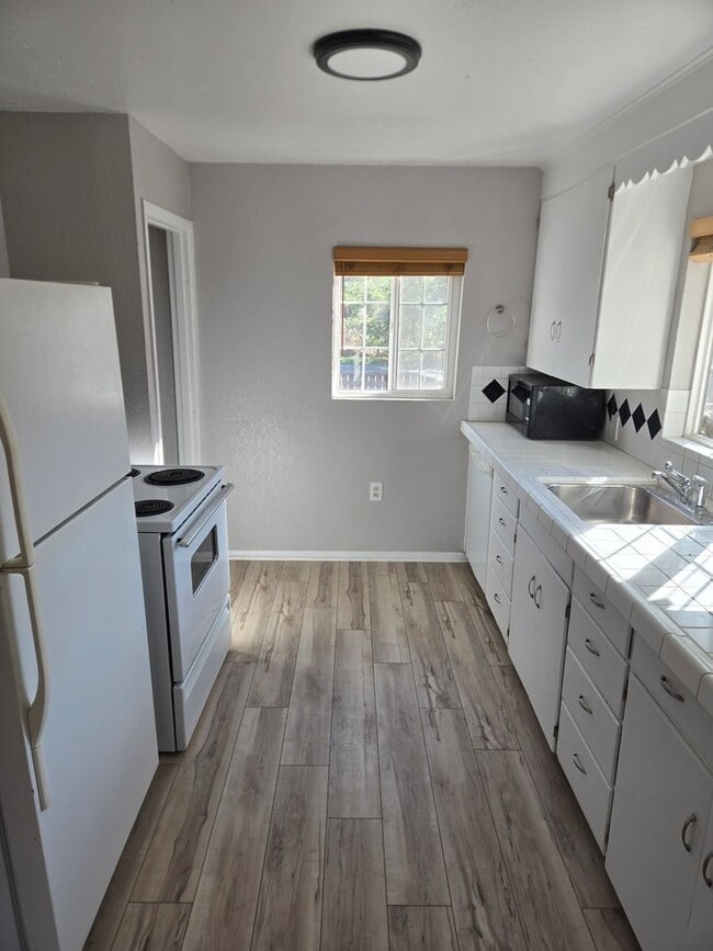 Building Photo - House with Master Suite