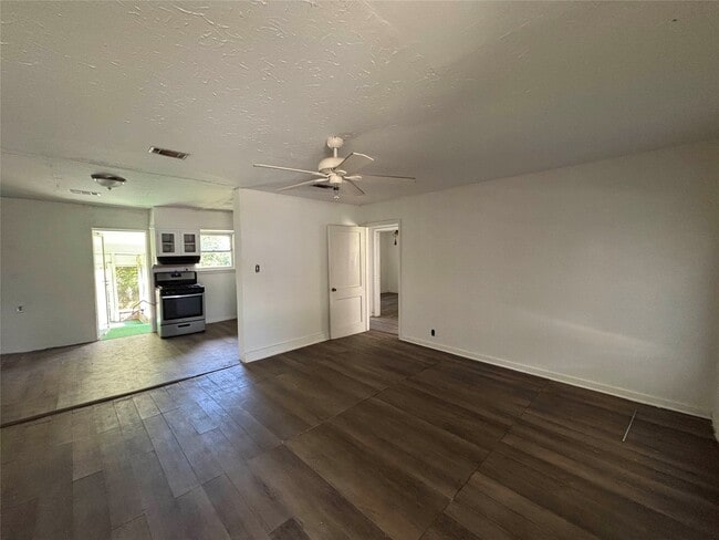 Building Photo - 612 Winding Way St