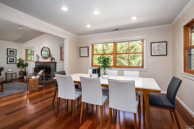 Foto del edificio - FIVE BEDROOM THREE AND HALF BATH HOME ON C...