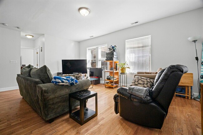 Foto del edificio - 6319 N Sacramento Ave