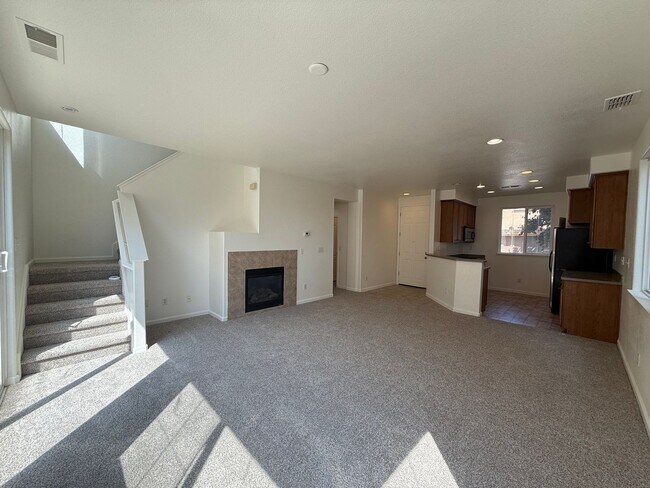 Foto del edificio - 2-story 4bed 2.5bath home available in Nor...
