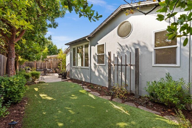 Building Photo - 971 Rosewood Dr