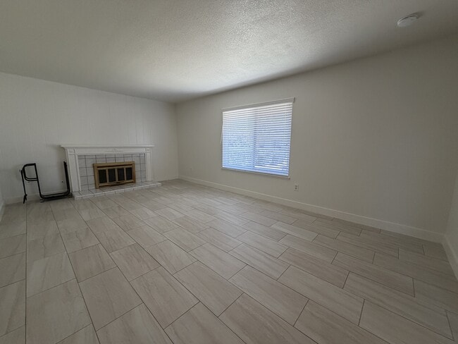 Building Photo - 15176 Oakwood Ln
