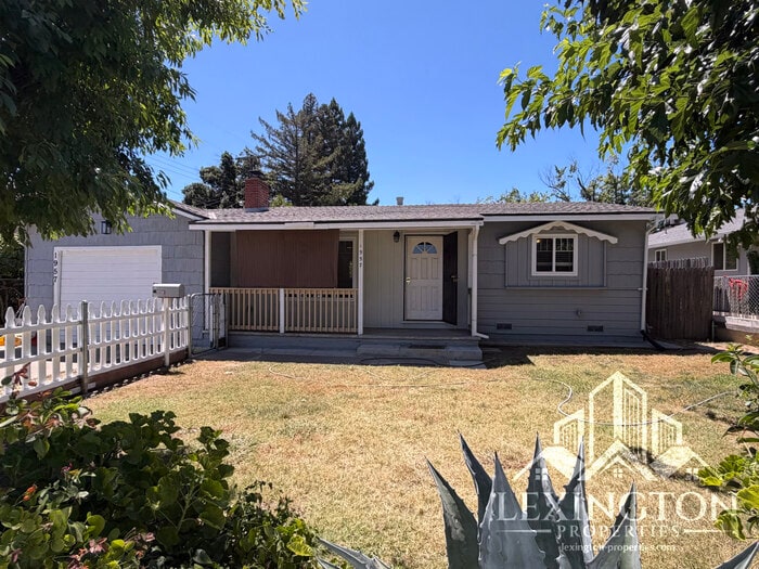 Charming 2 Bedroom Home with Large Backyard & Garage - Charming 2 Bedroom Home with Large Backyard & Garage