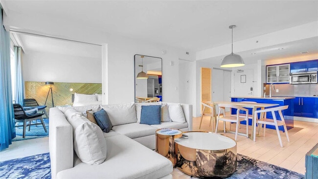 Building Photo - 3101 Bayshore Dr