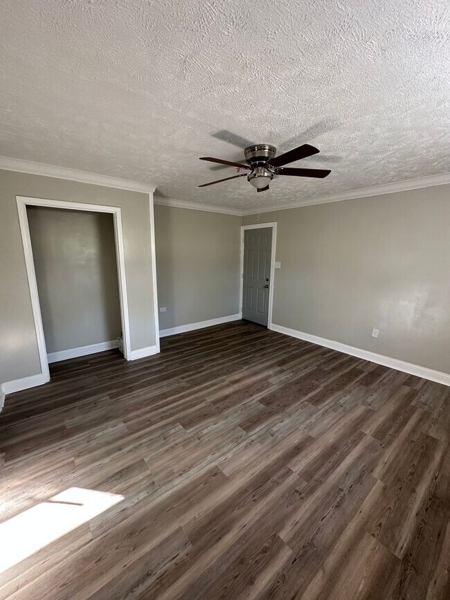 Building Photo - Remodeled One Bedroom Apartment In Corinth...