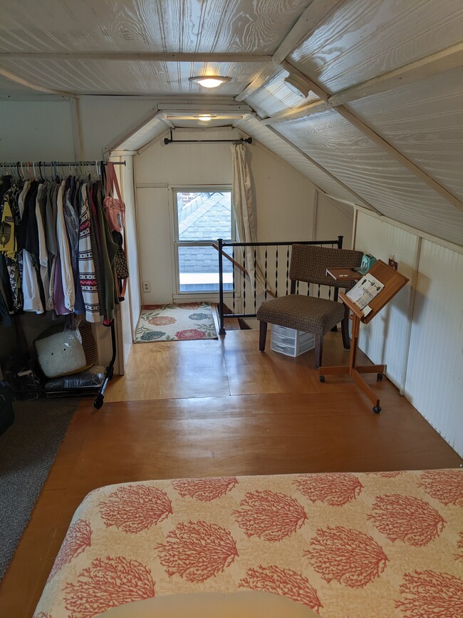 3rd floor room - 1228 W Barnes Ave