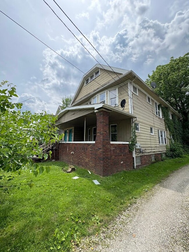 Building Photo - 3 Bedroom, 1 Bathroom Apartment Rent Ready!