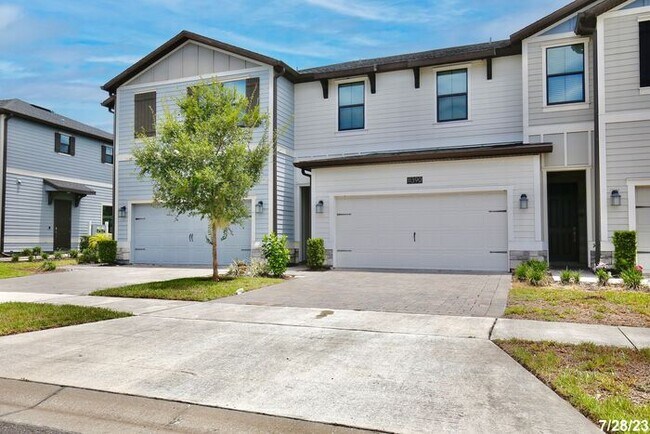Foto del edificio - Modern 3/2.5 Spacious Townhome with a 2 Ca...