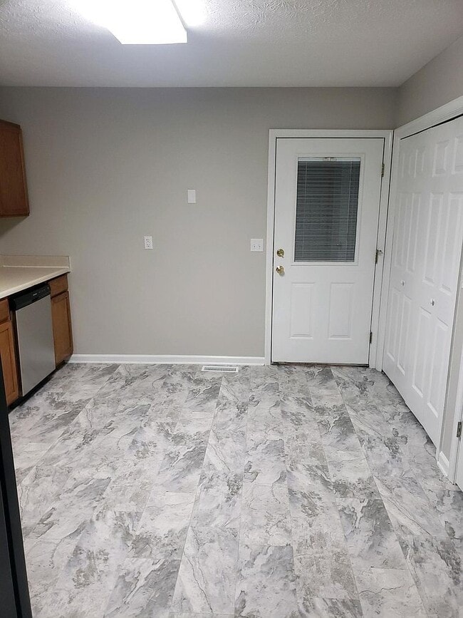 Building Photo - Clifton Knolls