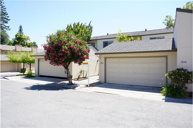 Building Photo - 1042 Regency Knoll Dr
