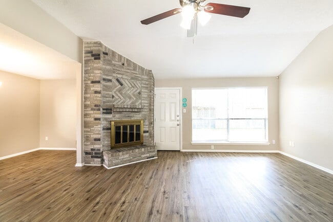 Building Photo - 10936 Pinewood Ct