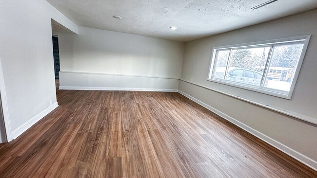 Building Photo - Spacious 4-Bed and 1.5 Bath for Rent! $174...