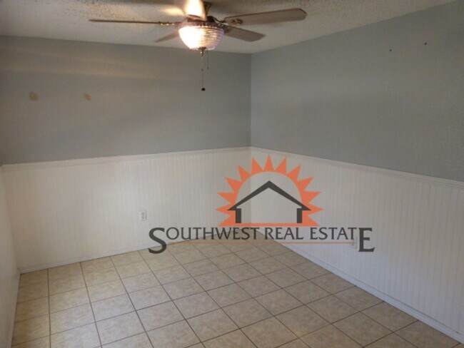 Building Photo - Super cute 2 story!