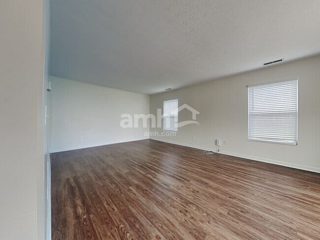Foto del edificio - 3313 Whispering Woods Drive