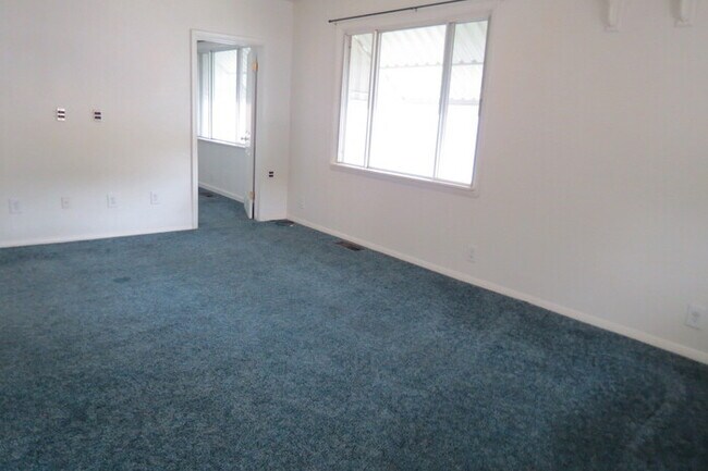 Building Photo - Coming Soon Mid April!!