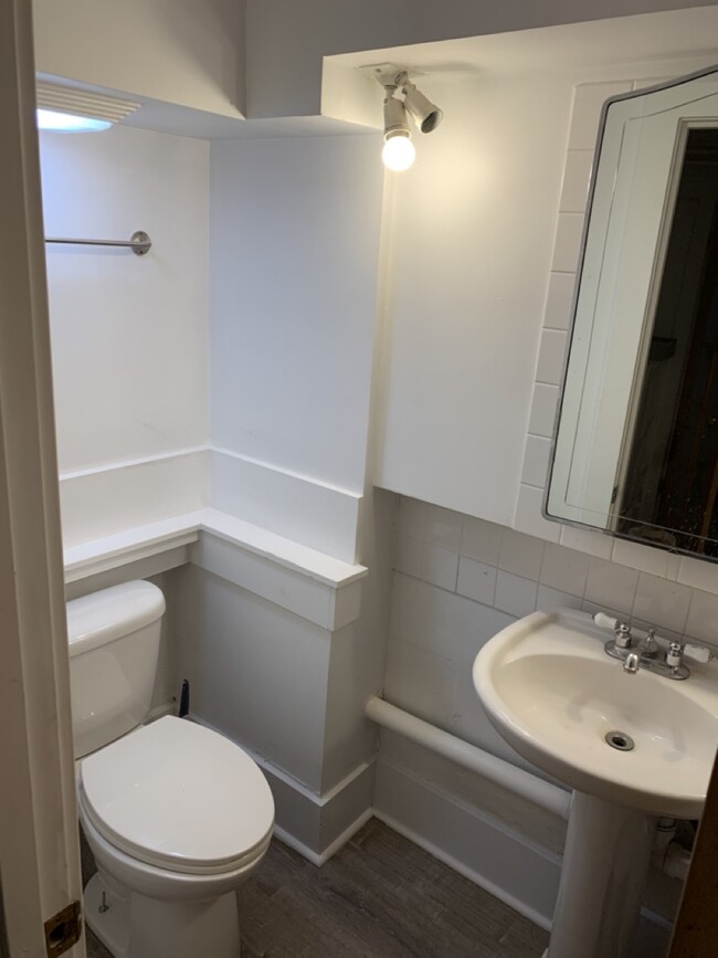 bathrrom 1 - 2506 N Alder St