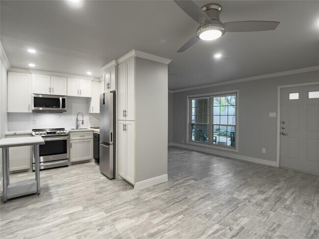 Building Photo - 1311 Antoine Dr