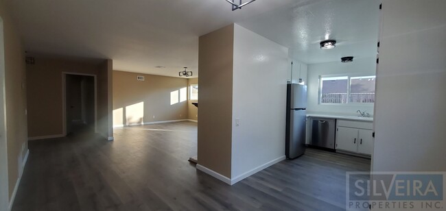 Building Photo - Three Bedroom Home In Santa Maria!