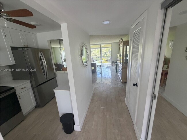 Foto del edificio - 8135 Sunrise Lakes Blvd