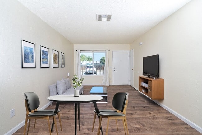 Building Photo - 2 Bed / 1 Bath Unit – Updated & Move-In Ready – Hemet